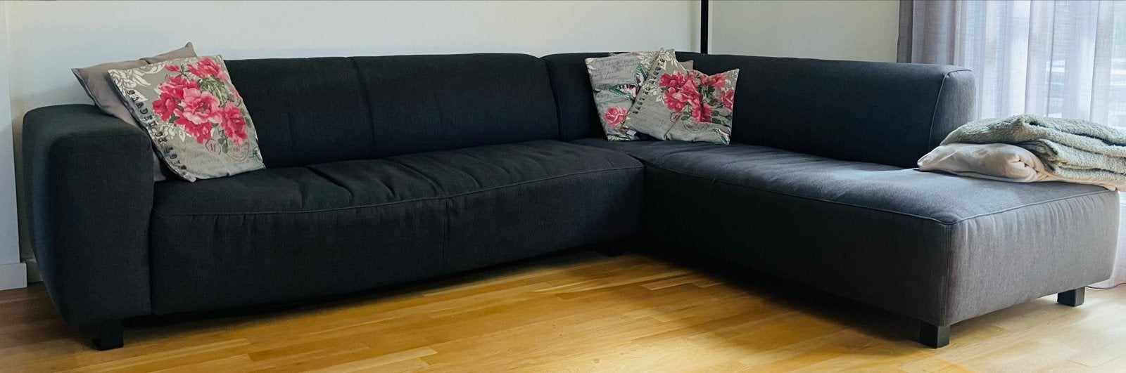 Comfortabele donkergrijze hoekbank met chaise longue, Huis en Inrichting, Ophalen, Gebruikt, Stof