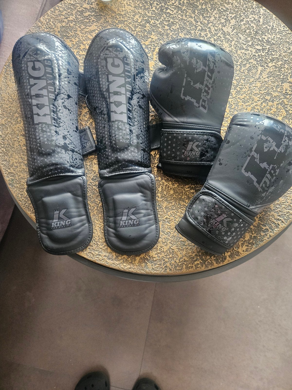 King pro boxing handschoenen en scheenbeschermers, Sport en Fitness, Ophalen of Verzenden, Zo goed als nieuw, Bokshandschoenen
