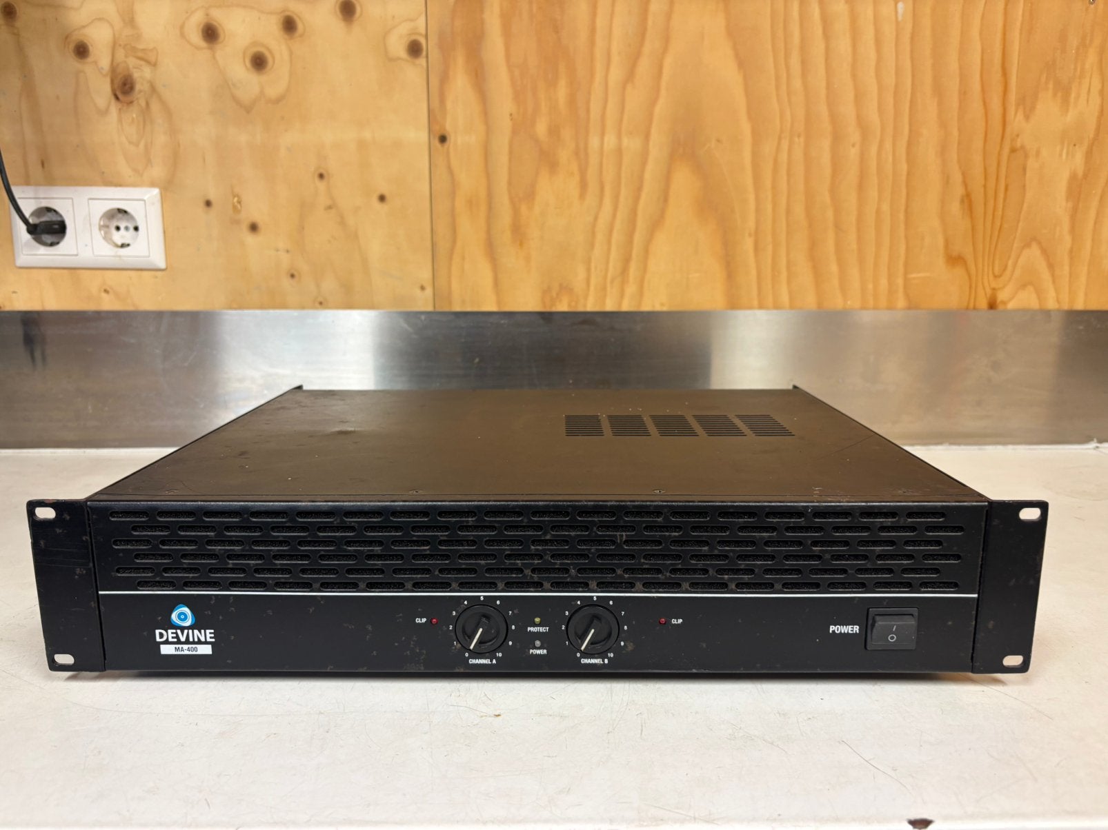 Versterker divine MA-400, Ophalen of Verzenden, Zo goed als nieuw, 120 watt of meer, Overige merken