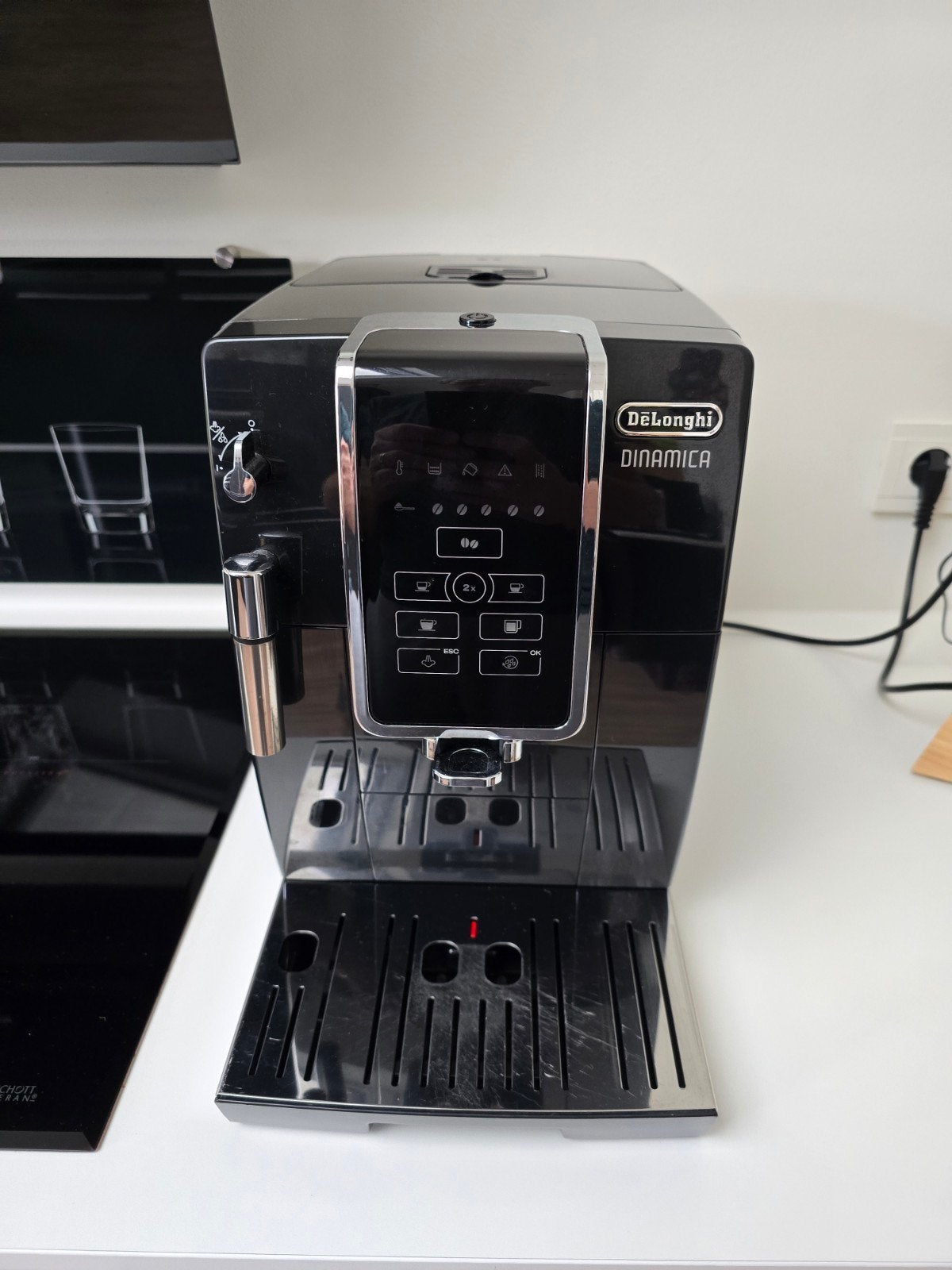 DeLonghi Dinamica ECAM 350.15B Espressomachi, Witgoed en Apparatuur, Koffiezetapparaten, Ophalen, Koffiemachine, Koffiebonen, Zo goed als nieuw