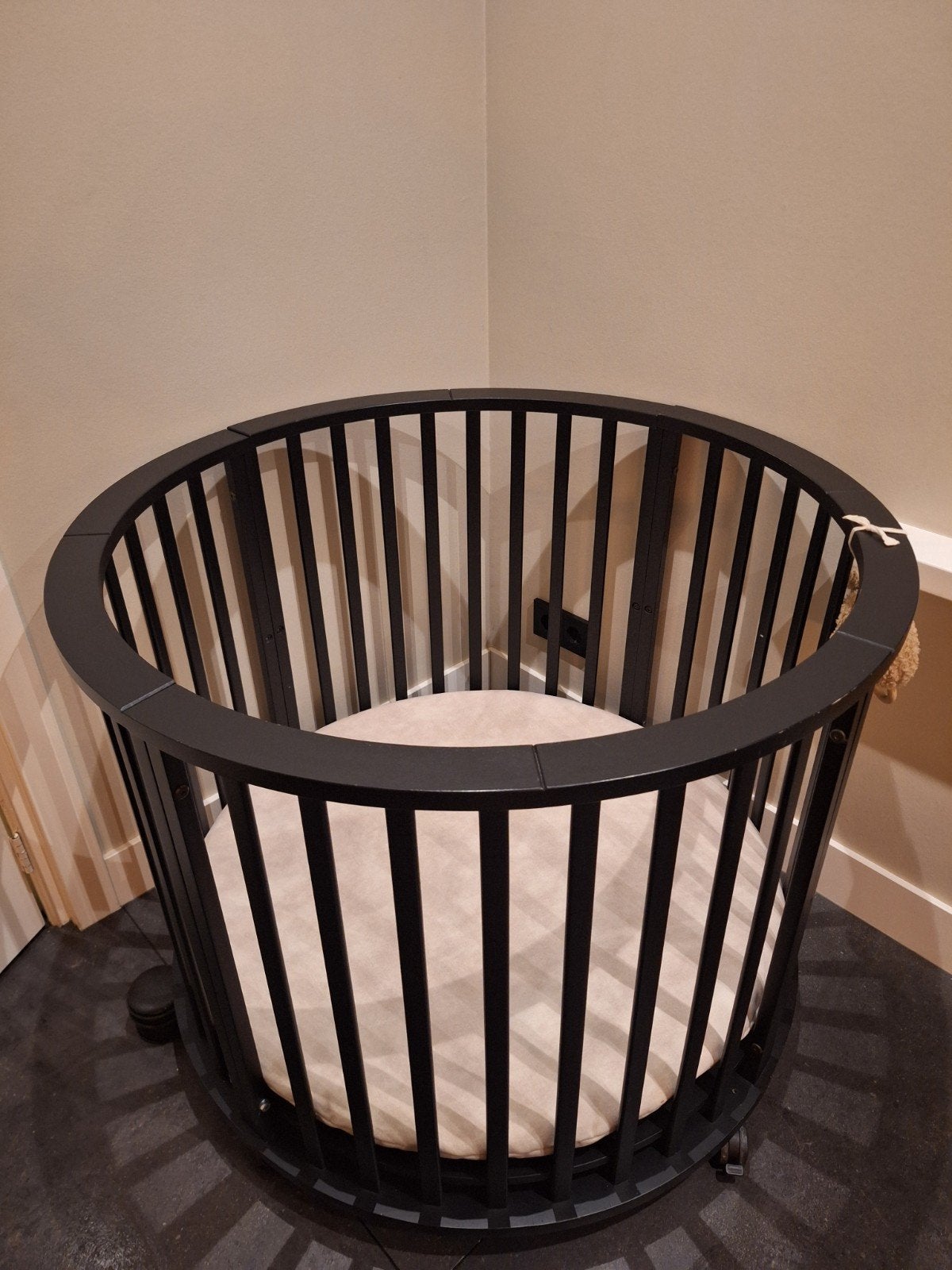 Ronde zwarte box Europe met wieltjes en boxkleed, Kinderen en Baby's, Ophalen, Zo goed als nieuw, Rond, In hoogte verstelbaar