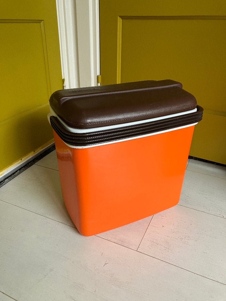 Vintage Koelbox - Oranje met Bruin Deksel Curver, Caravans en Kamperen, Koelboxen, Ophalen, Gebruikt, Koelbox, Koelelement