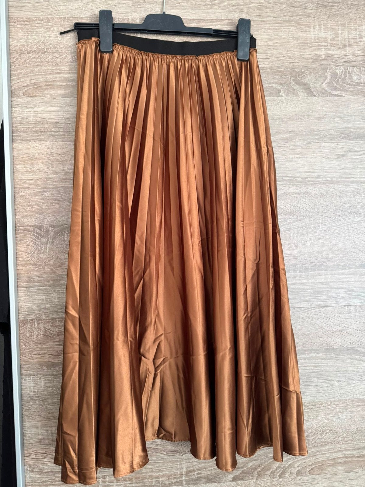 Nieuwe geplooide satijnen rok van Zara, Kleding | Dames, Bruin, Zara, Nieuw, Onder de knie