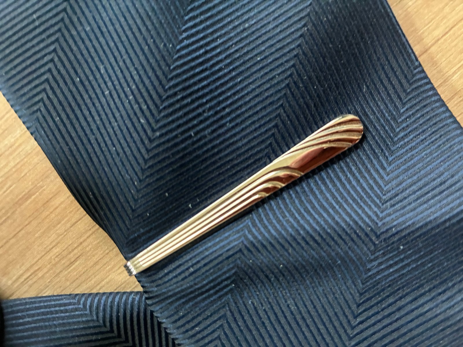 Gouden dasspeld met patroon, Ophalen of Verzenden, Zo goed als nieuw, Goud, Met patroon