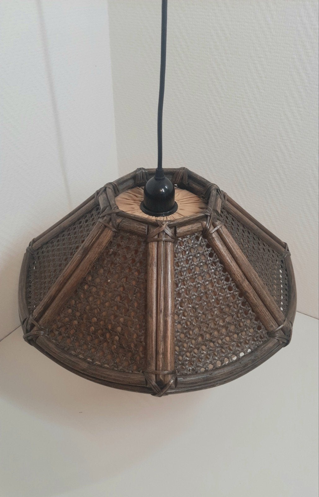 Mooie rotan manou webbing hanglamp, lees de beschrijving, Huis en Inrichting, Lampen | Hanglampen, Ophalen of Verzenden, Gebruikt