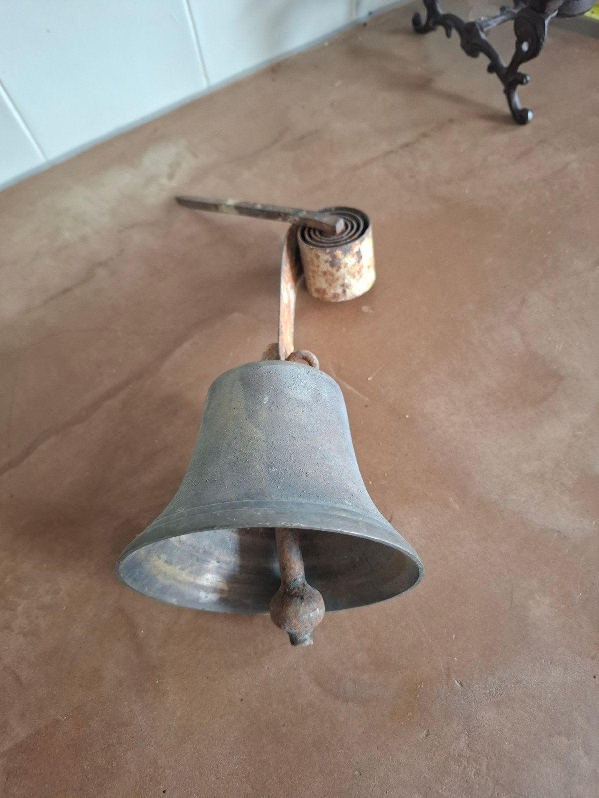 Antieke bronzen bel met ijzeren veer, Ophalen of Verzenden