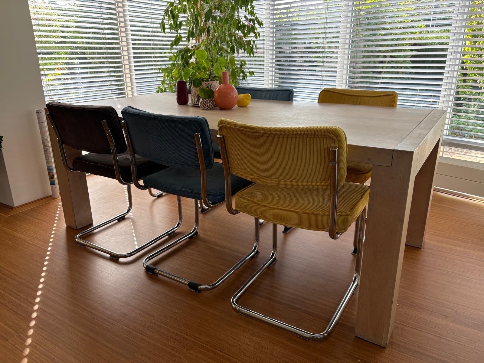 Blank eiken eettafel met 6 stoelen - Modern en comfortabel