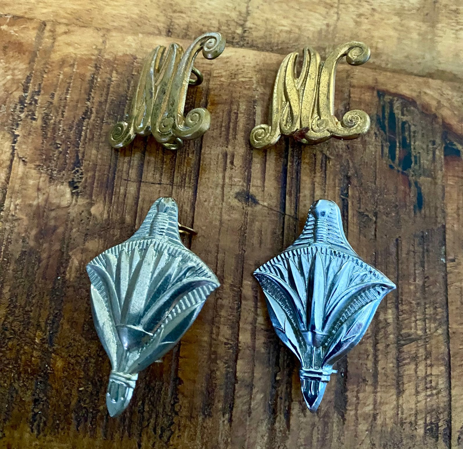 Twee setjes Nederlandse schouderemblemen jaren 50, Verzamelen, Verzenden, Landmacht, Nederland, Embleem of Badge