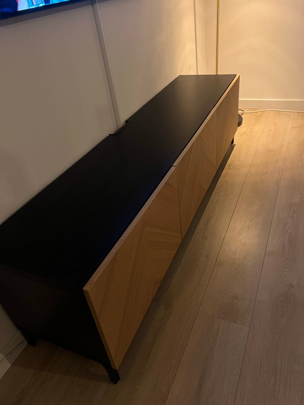 TV-meubel met houten deuren en zwart blad, Ophalen, 150 tot 200 cm, Zo goed als nieuw, Minder dan 100 cm