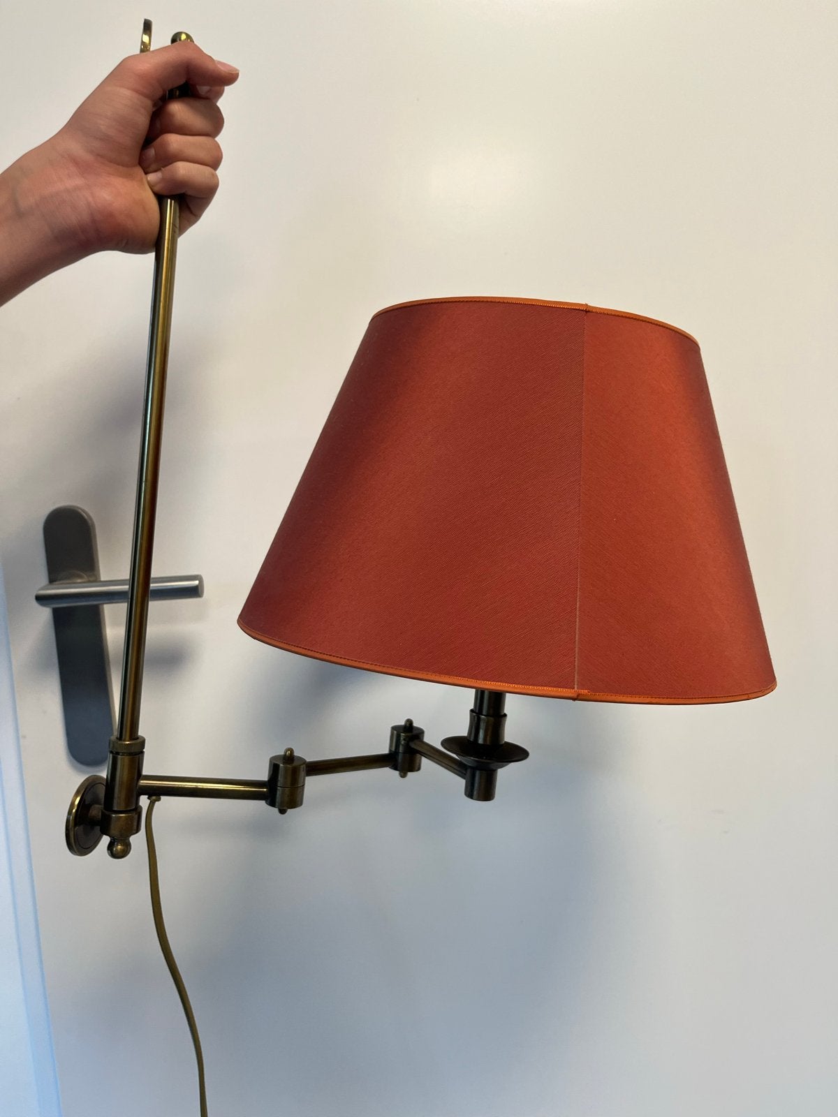 Verstelbare messing wandlamp met rode kap, Ophalen, Gebruikt, Oranje, E27 (groot)