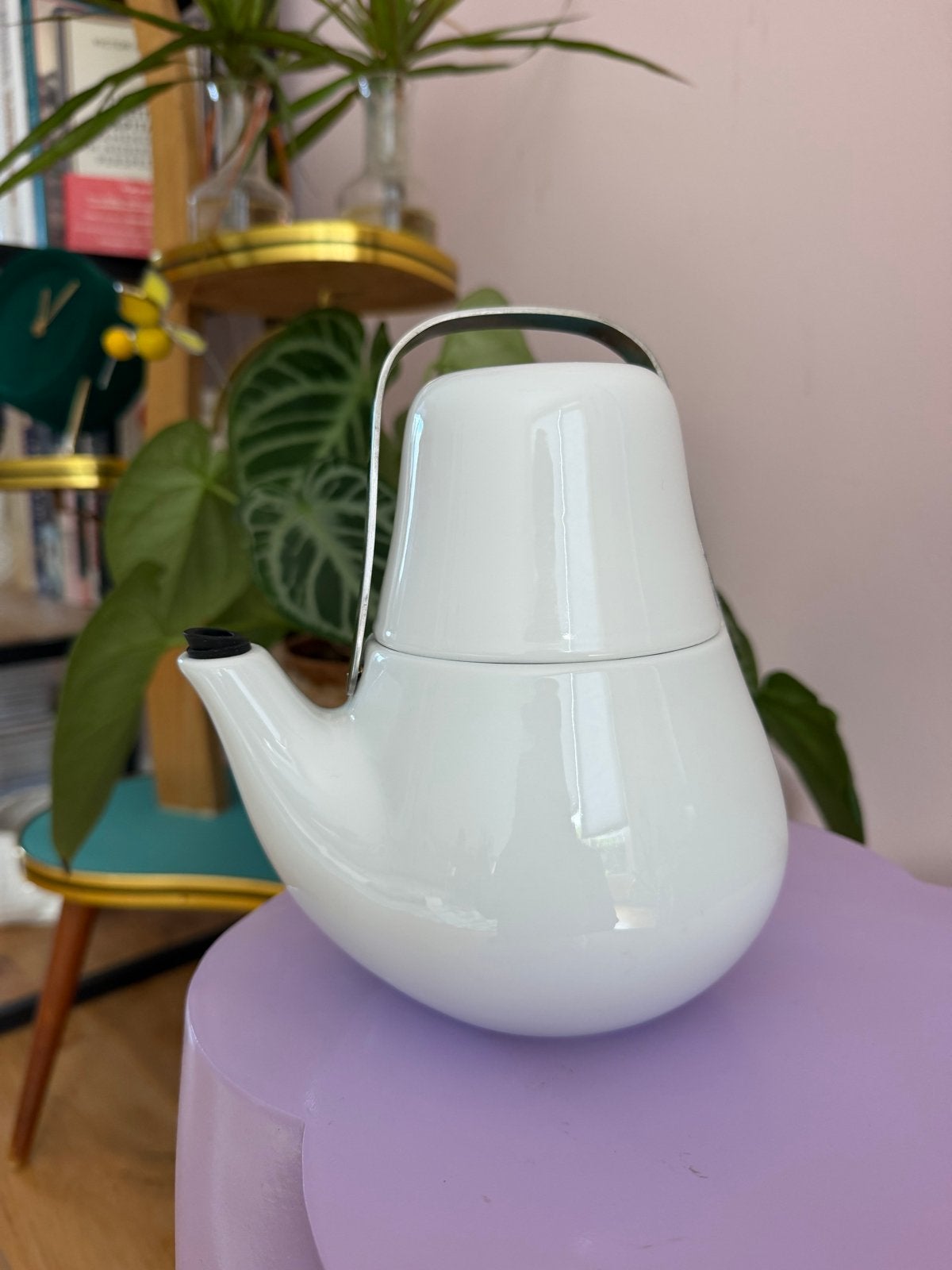 Eva Solo theepot met theekopje - Wit, Theepot/fluitketel, Gebruikt, Ophalen of Verzenden, Steen/keramiek