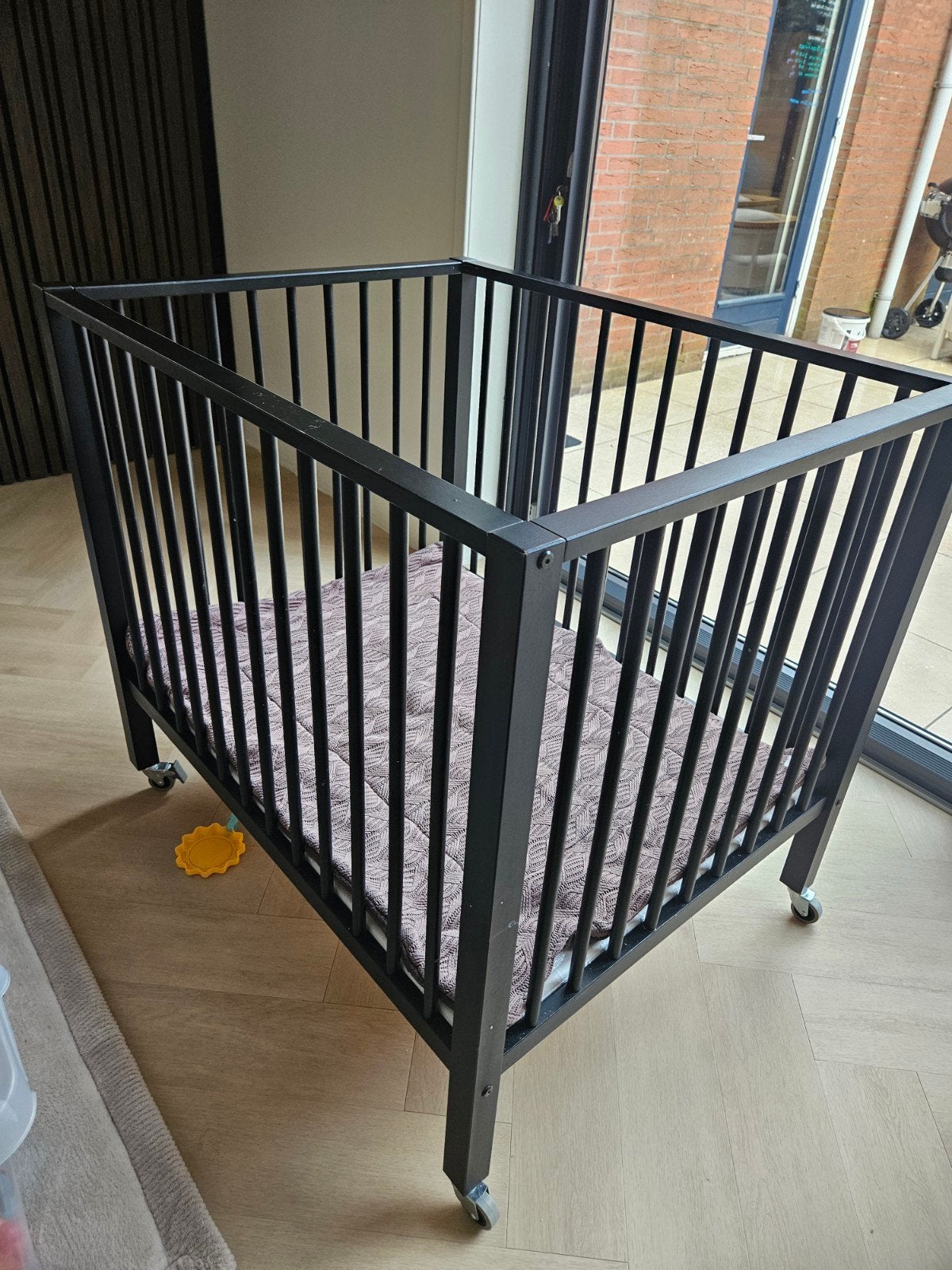 Baby box met Wieltjes incl matrasje en boxkleed - Gebruikt, Ophalen, Gebruikt, Ledikant