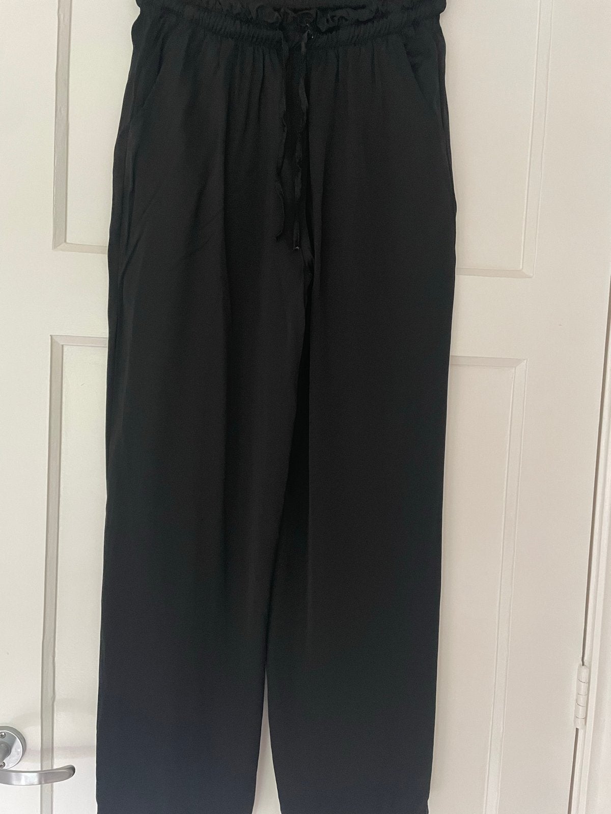 Zwarte  wijde  silk broek met trekkoord maat S, Zwart, Ophalen of Verzenden, Zo goed als nieuw, Maat 36 (S)