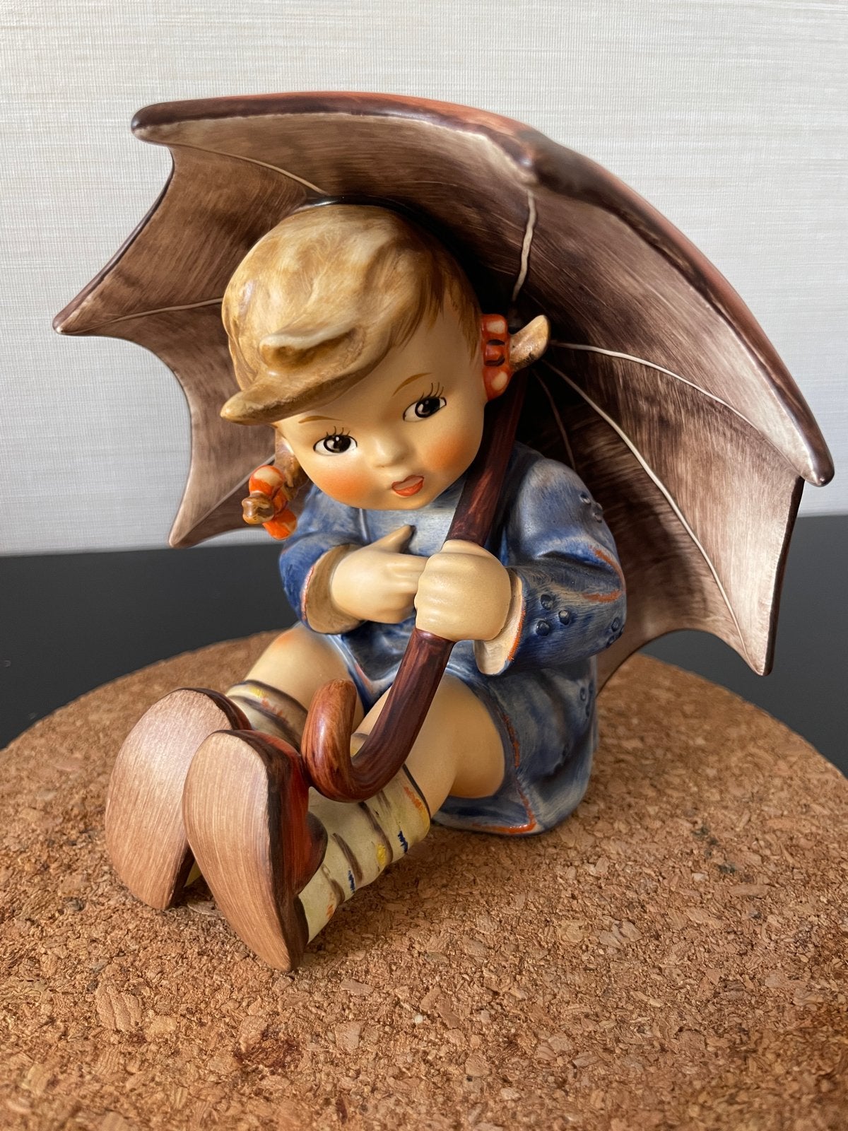 Vintage Goebel Hummel beeldje 'Little Umbrella' 1959, Verzamelen, Beelden en Beeldjes, Zo goed als nieuw, Hummel, Ophalen
