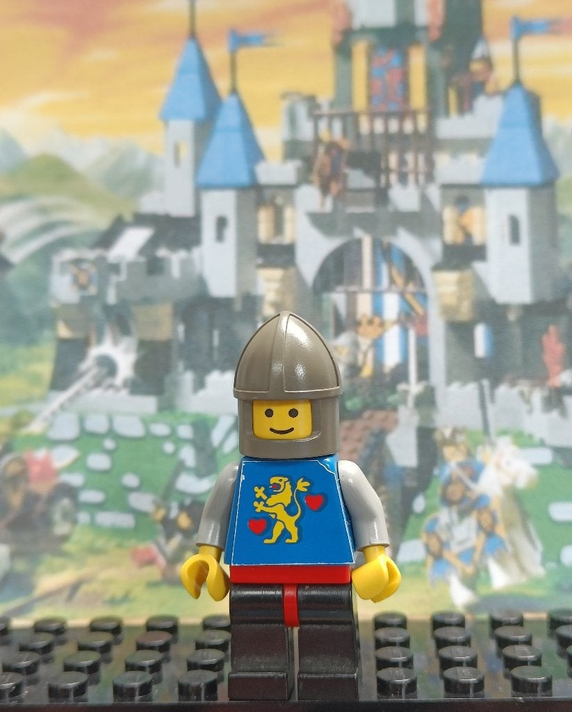 Lego Castle Guard, Lion with Hearts, Black Legs , Dark Gray, Gebruikt, Lego, Ophalen of Verzenden, Minifiguur