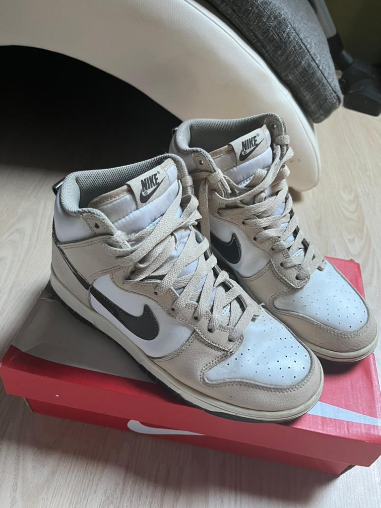 Nike dunks high, Kleding | Dames, Schoenen, Overige kleuren, Ophalen of Verzenden, Sneakers of Gympen, Gedragen