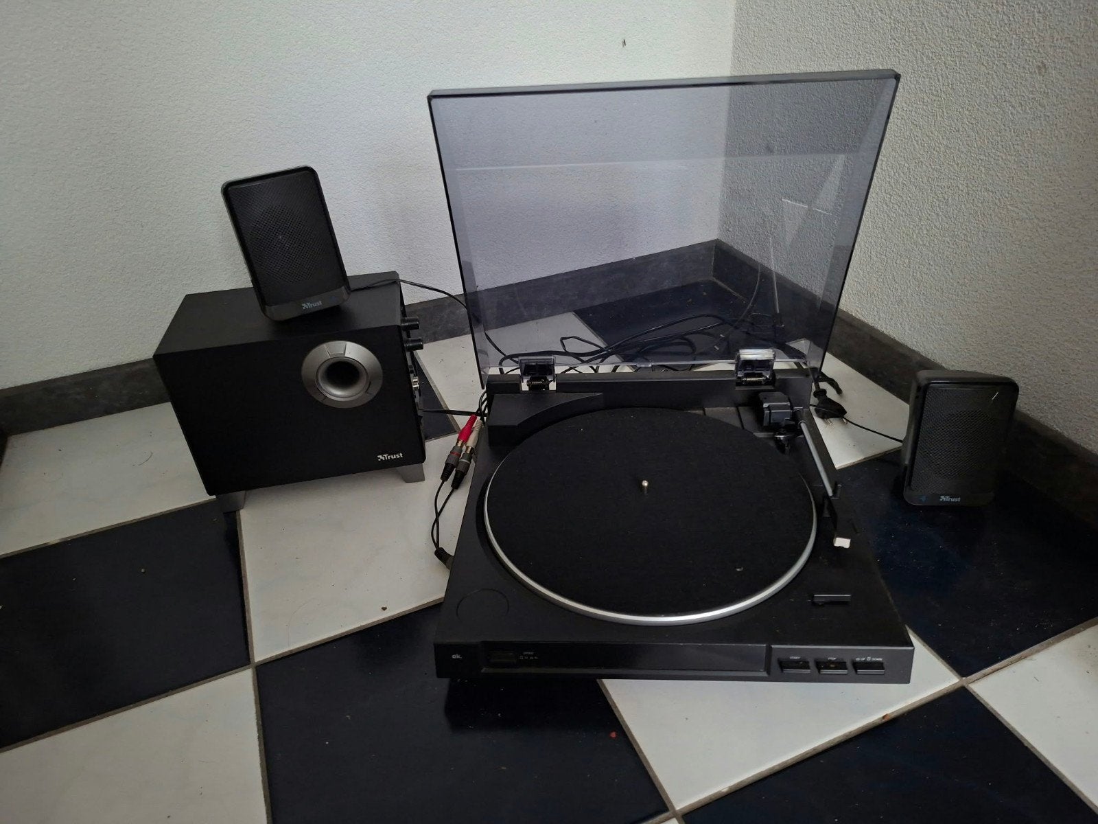 Foto 2 van Platenspeler met Trust speakerset - Gebruikt