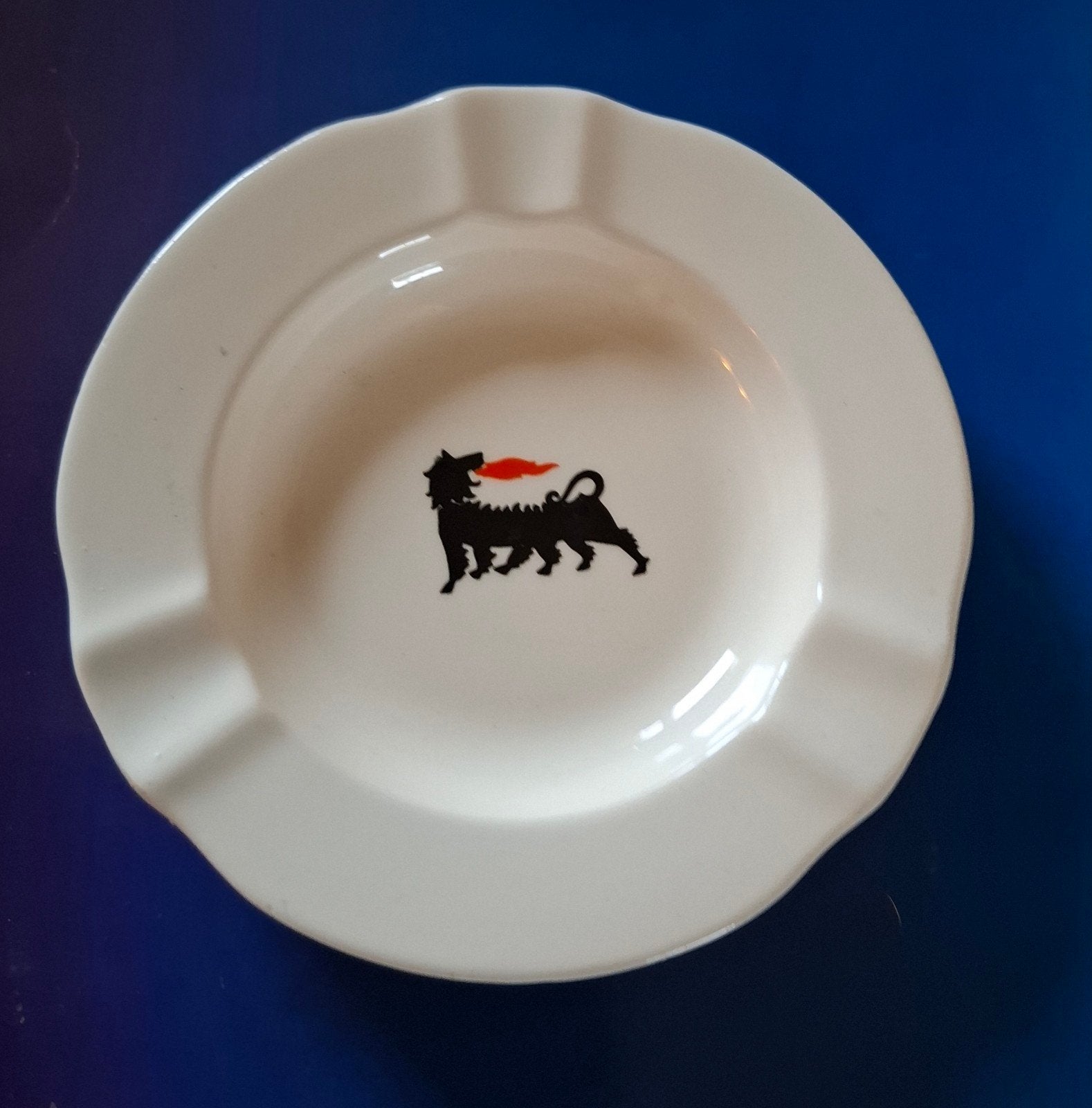 AGIP-AZIENDA. Generale Italiana Petroli.  Asbak.  11.5 cm., Verzamelen, Ophalen, Zo goed als nieuw, Asbak