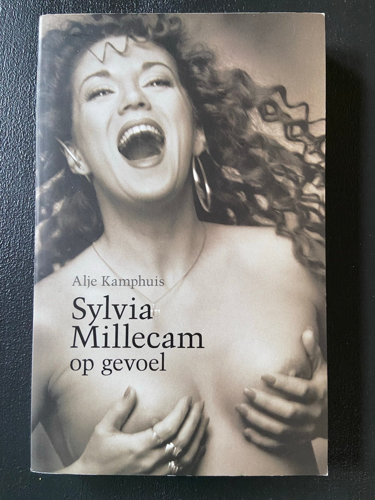Sylvia Millecam op gevoel - Alje Kamphuis, Ophalen of Verzenden, Gelezen, Film, Tv en Media