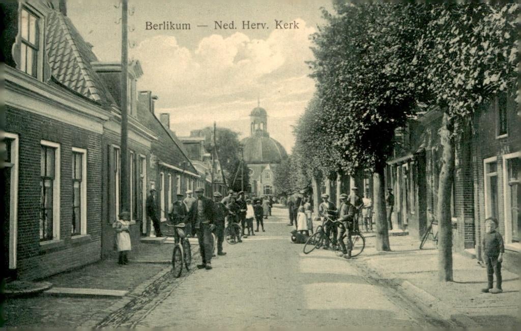 Berlikum  Dorpsgezicht met veel volk # 9, Verzamelen, Ansichtkaarten | Nederland, Verzenden, Voor 1920, Gelopen, Friesland