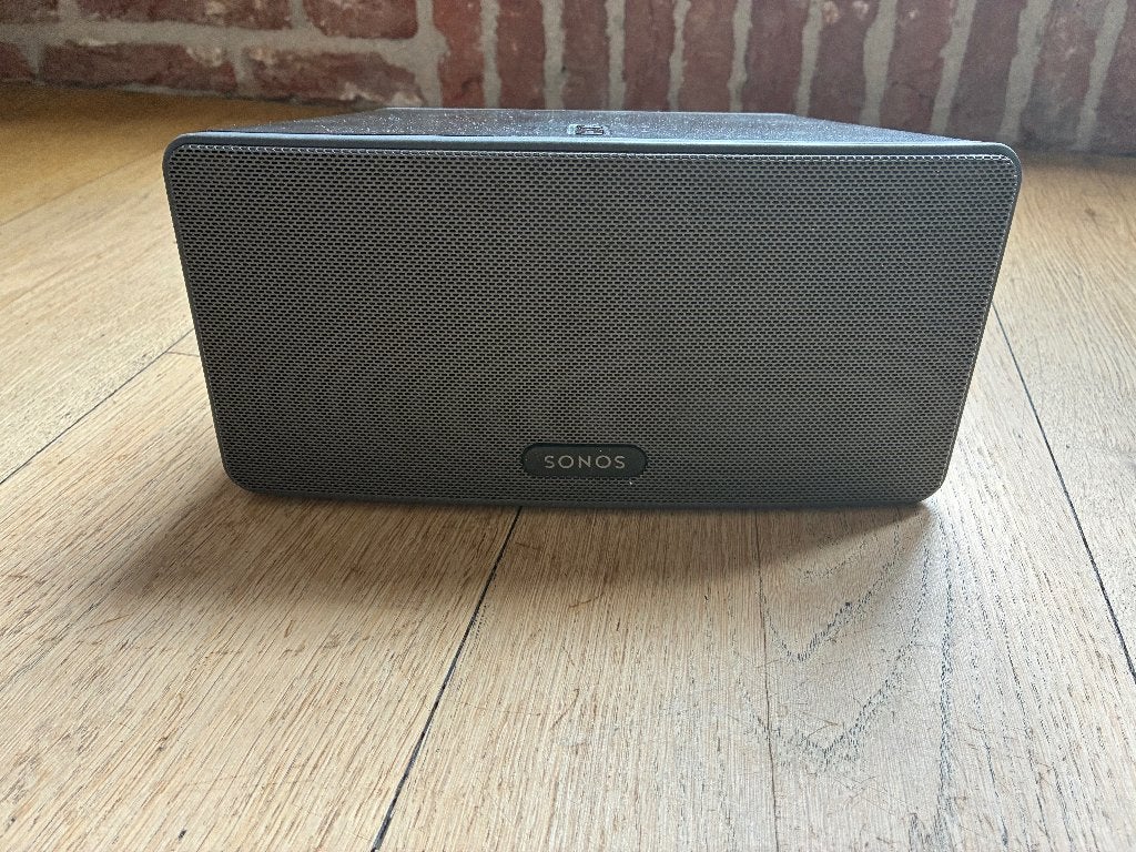Sonos Play 3 speaker  (1 of 2 stuks te koop), Ophalen, Stereo speakers, Inclusief muurbeugels, Zo goed als nieuw