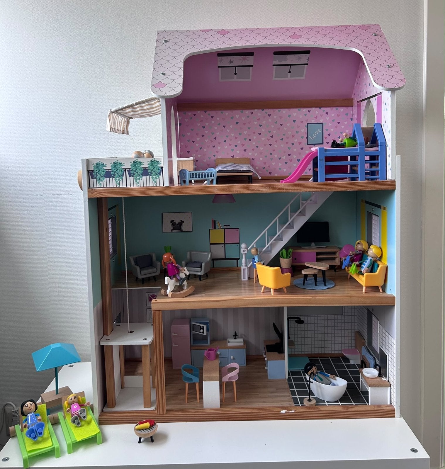 Groot en compleet poppenhuis met meubels en poppen, Ophalen, Zo goed als nieuw, Poppenhuis