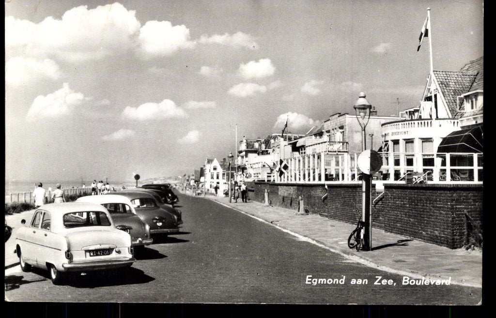 Egmond aan Zee (NH), Boulevard met auto's en Hotel Zeezicht, Verzenden, 1960 tot 1980, Ongelopen, Noord-Holland