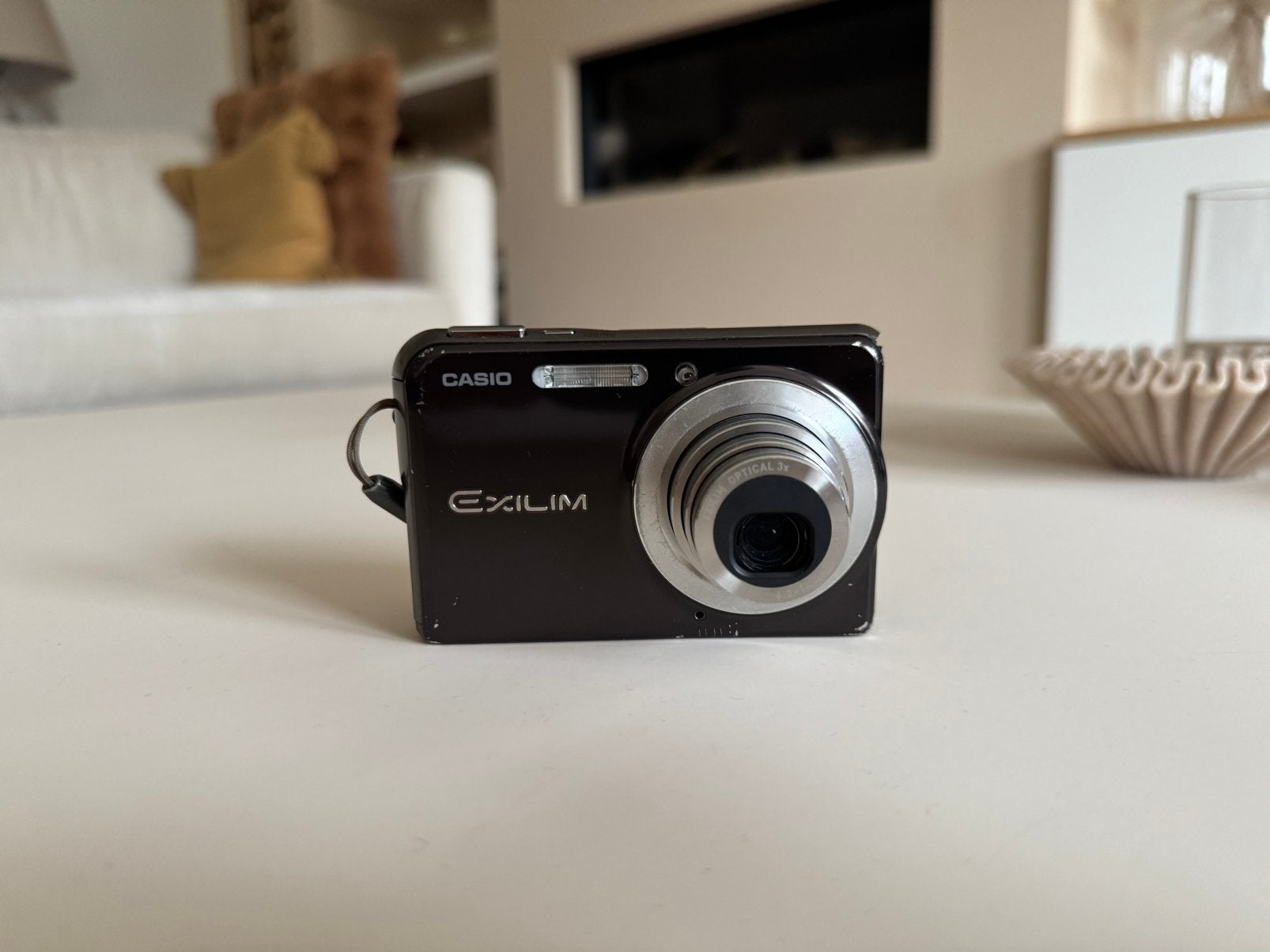 Casio Exilim EX-S880 – superdunne Y2K digicam, Audio, Tv en Foto, 8 megapixels, Gebruikt, Accu, Ophalen of Verzenden