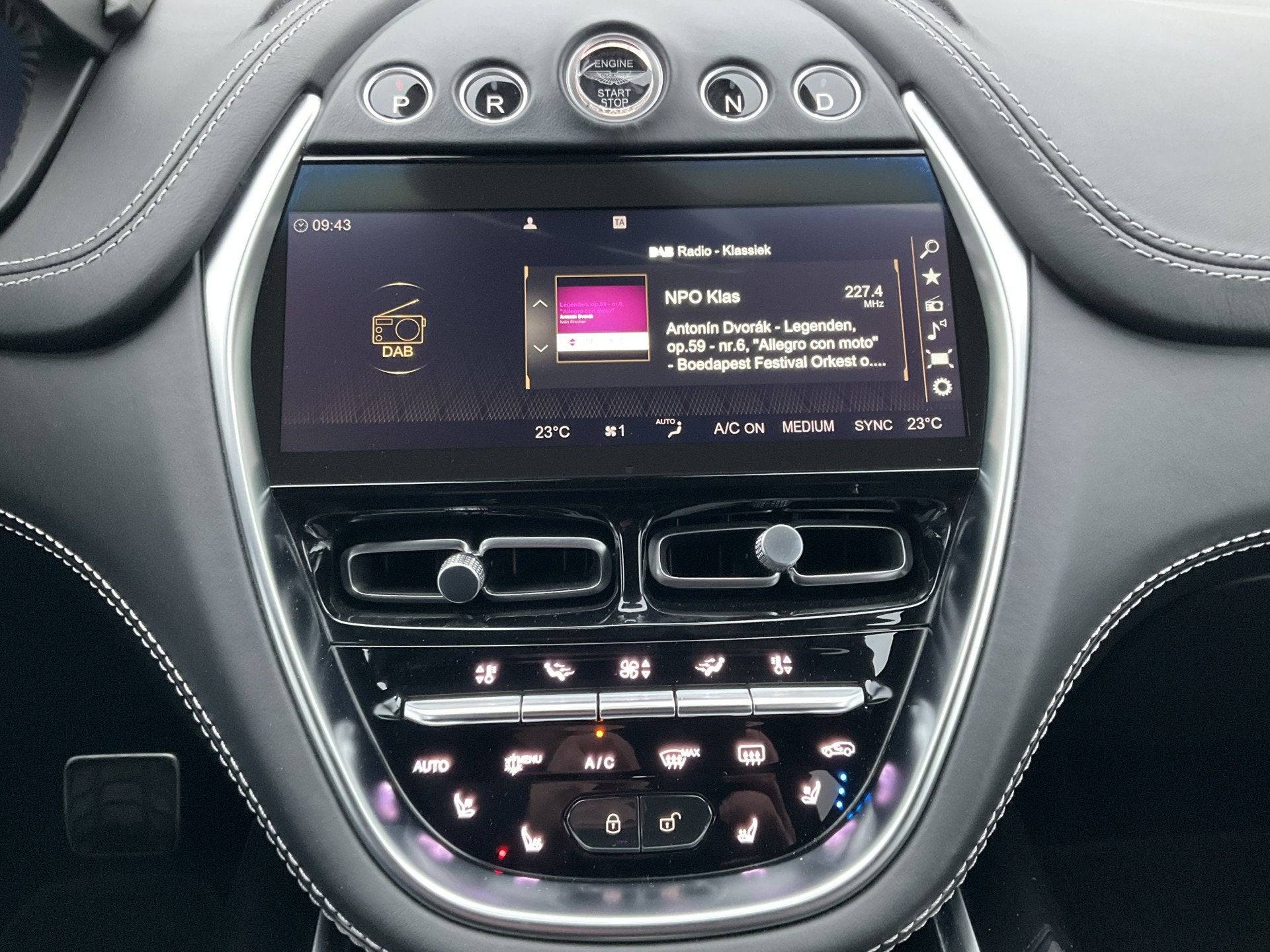Foto 53 van Aston Martin Dbx 4.0 V8 360 Memory Stoelverw/koeling Sfeer