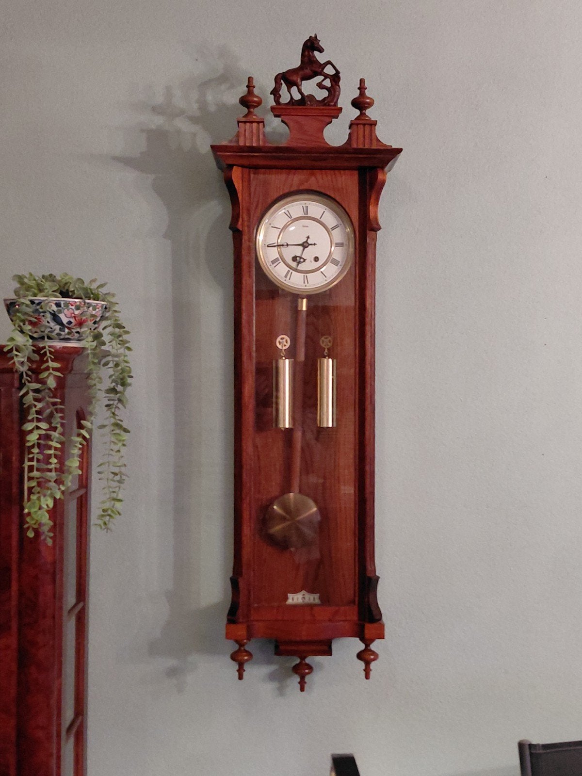 Luxe wand klok Telma Snaarregulateur Paardje model Notenhout, Ophalen