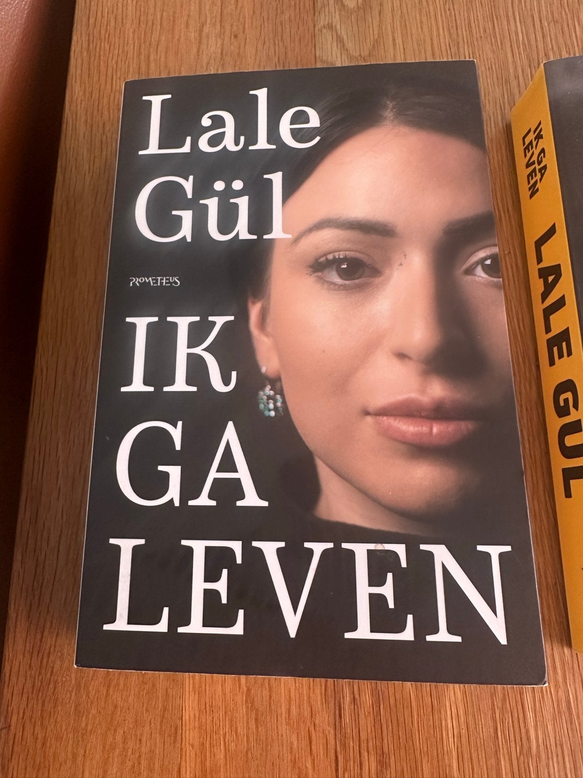 Lale Gül - Ik Ga Leven (Roman) 2 stuks, Boeken, Ophalen of Verzenden, Zo goed als nieuw, Nederland