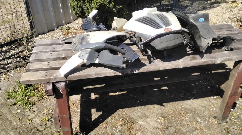 Scooter onderdelen: kappen, frame, tank, koplamp, Fietsen en Brommers, Scooters | Peugeot, Ophalen of Verzenden, Gebruikt