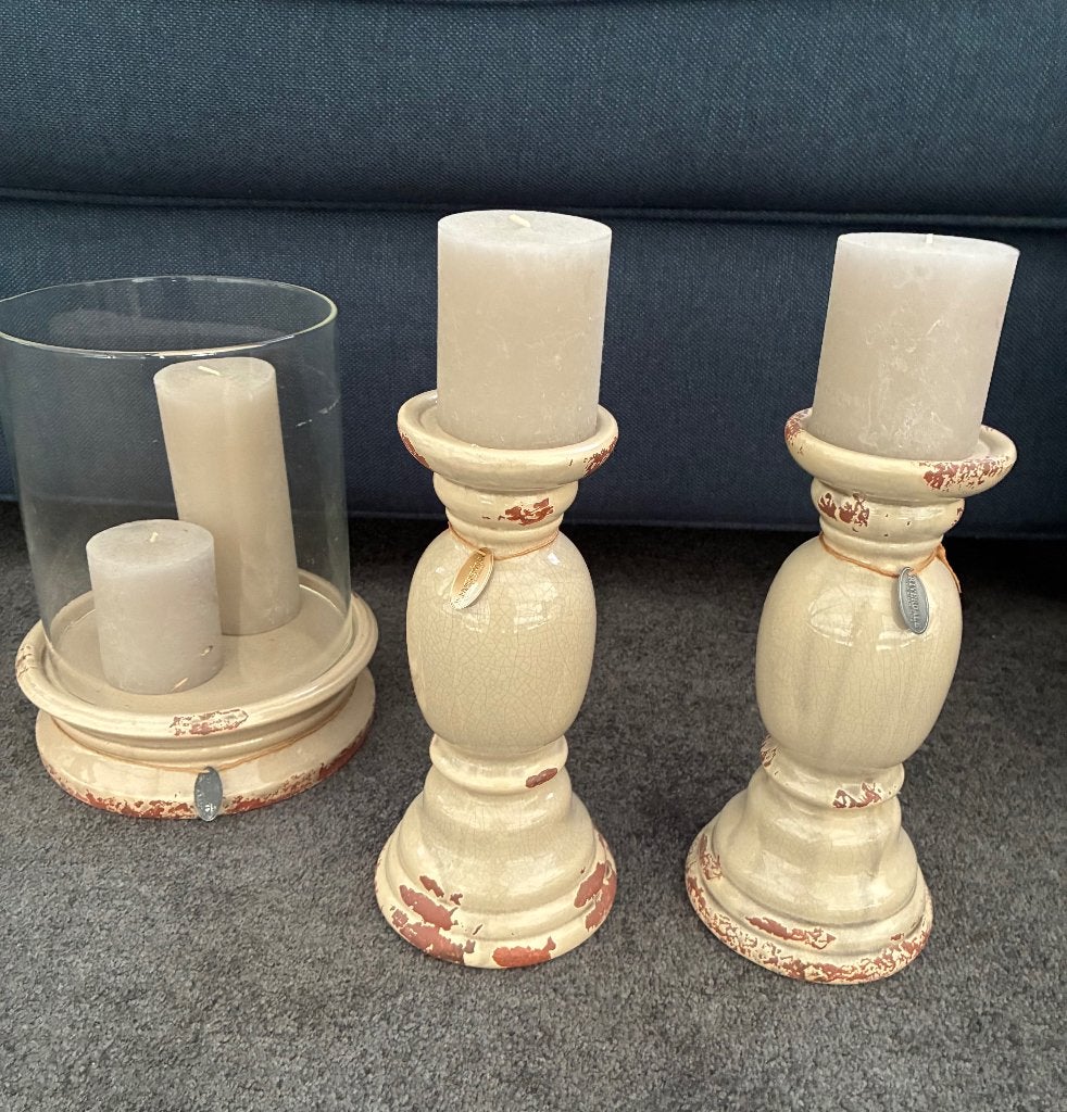 Te koop Riverdale windlicht en 2 kaarsenstandaards, Ophalen, Beige, Zo goed als nieuw, Steen/keramiek