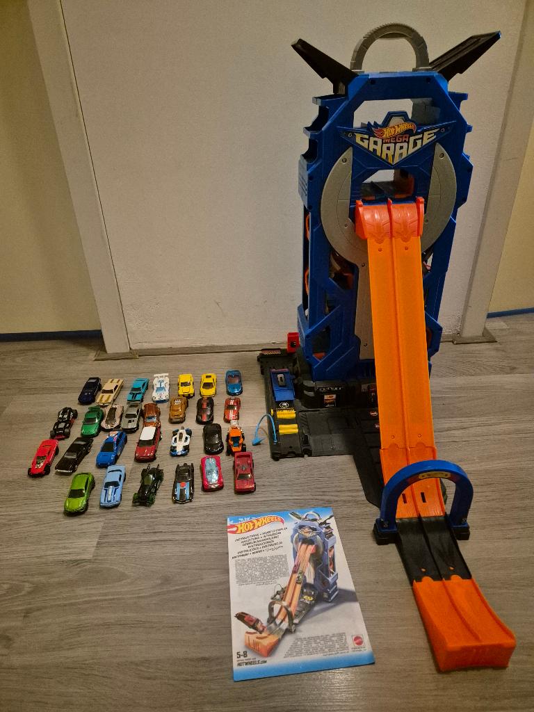 Hot Wheels Mega Garage + 28 auto's, Ophalen of Verzenden, Zo goed als nieuw