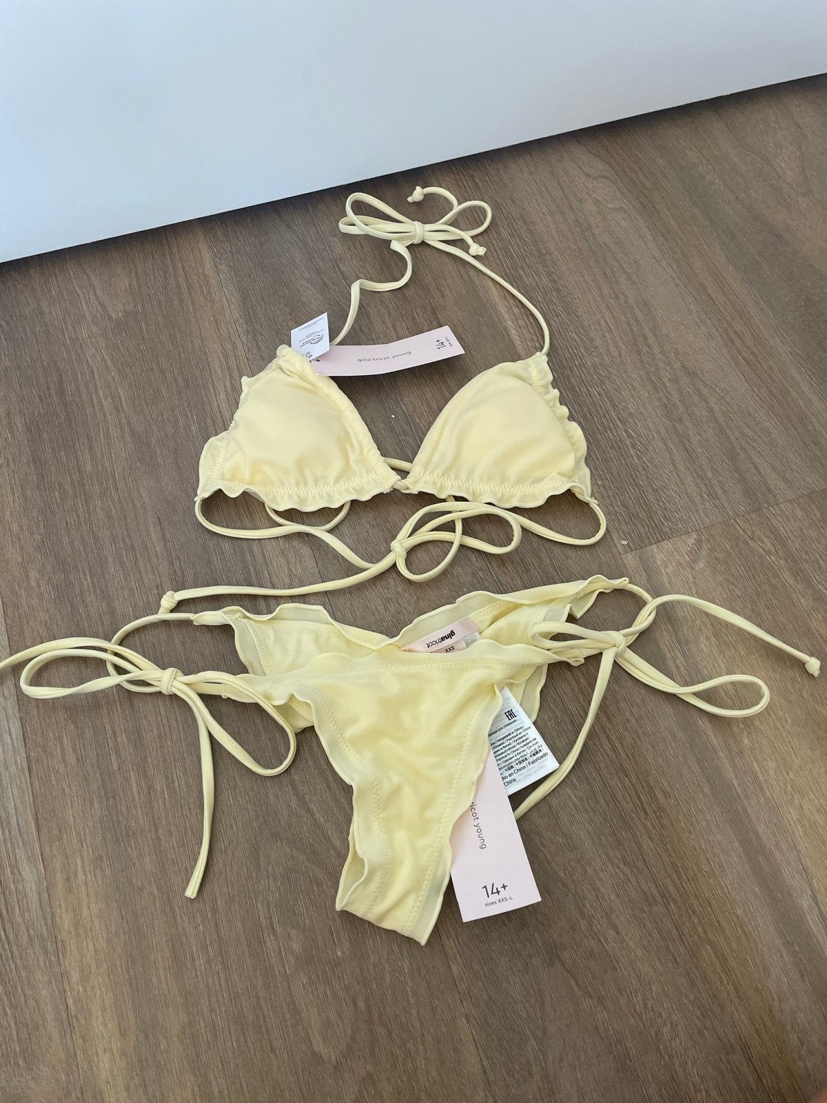 Gina Tricot bikini butter yellow, nieuw, maat XXS, Kleding | Dames, Ophalen of Verzenden, Nieuw, Geel, Bikini