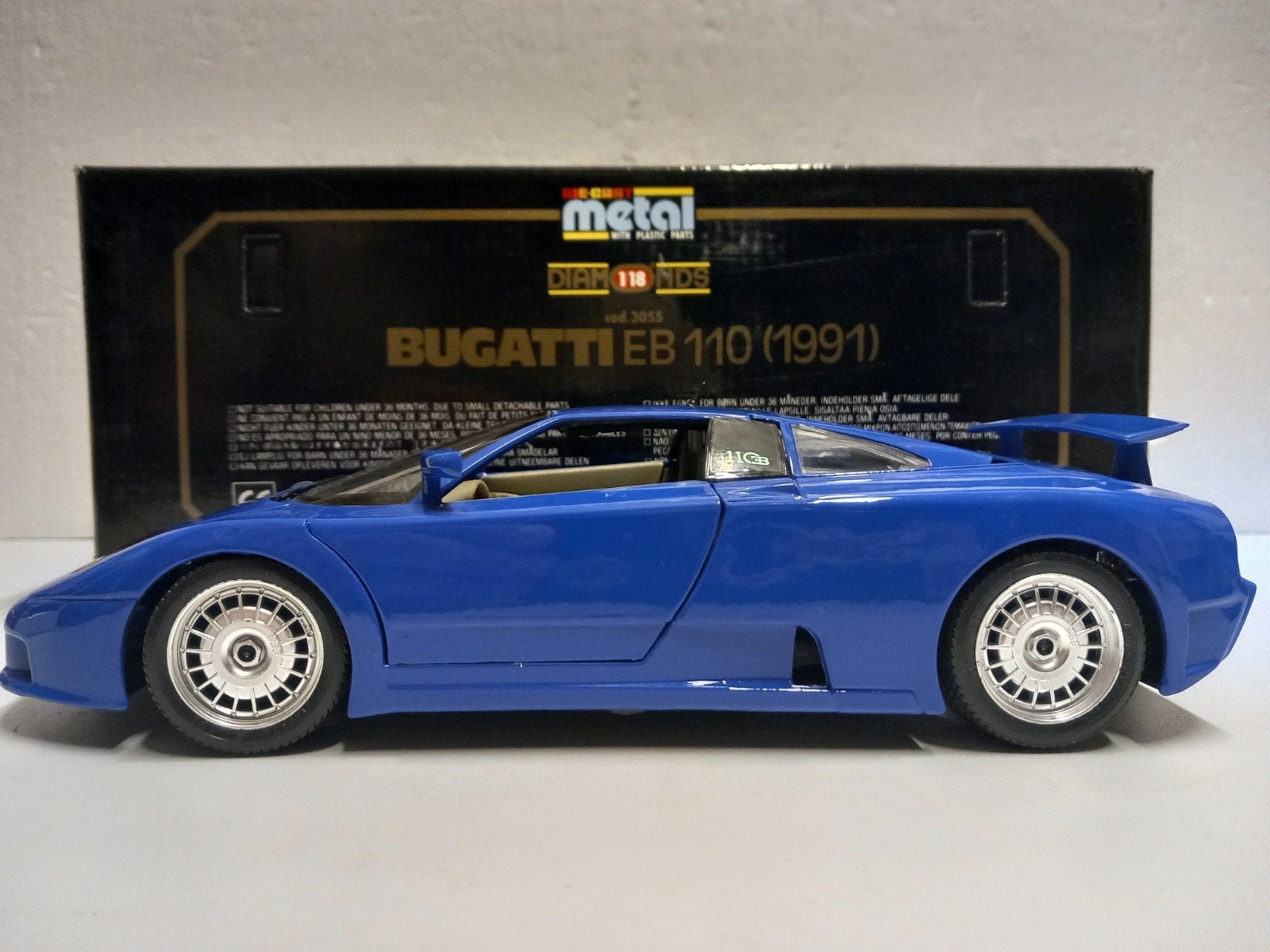 Bugatti EB 110 kobaltblauw met spoiler Bburago 1:18 KRD, Hobby en Vrije tijd, Modelauto's | 1:18, Ophalen of Verzenden, Zo goed als nieuw