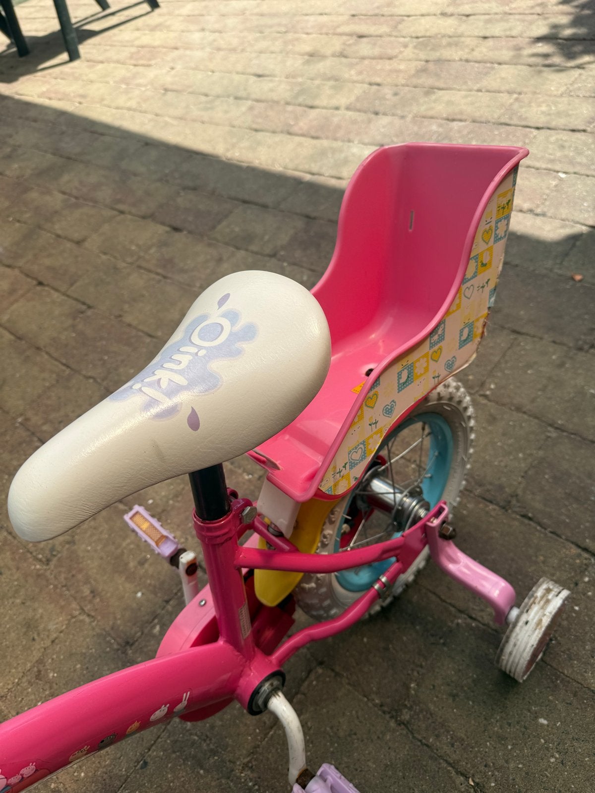 Roze kinderfiets met zijwieltjes en poppenzitje, Fietsen en Brommers, Fietsen | Kinderfietsjes, Zijwieltjes, Gebruikt, Velgrem