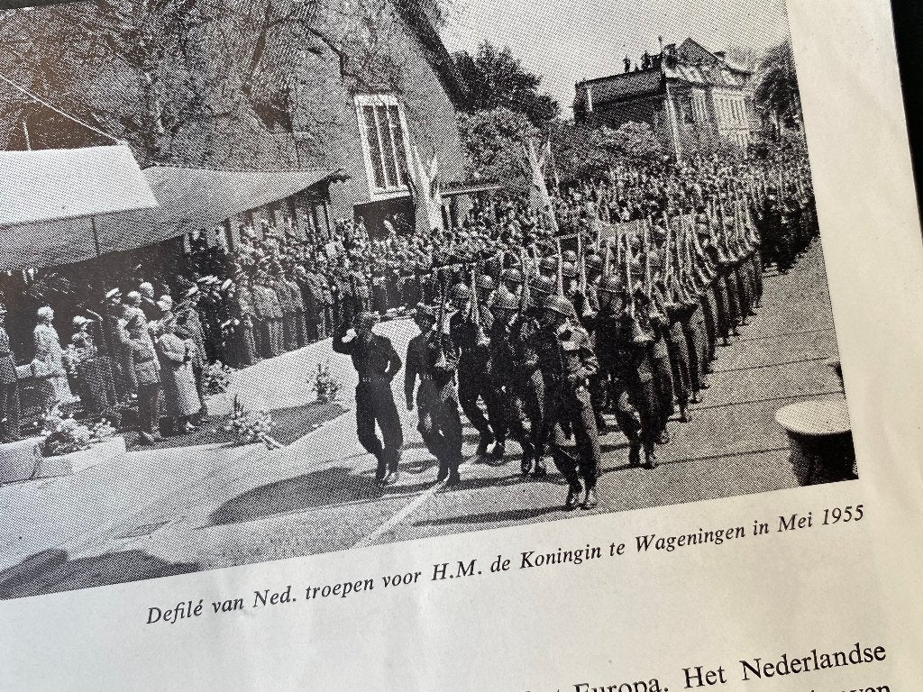 Onder de wapenen jaren vijftig / Uitg. Min. van Defensie, Gelezen, Ophalen of Verzenden, Landmacht, 1945 tot heden