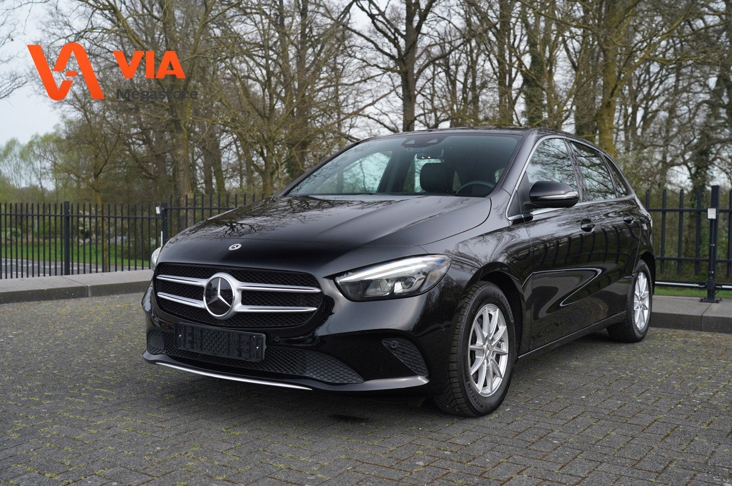 Mercedes-Benz B-Klasse 200 | LED | PDC | Halfleer | Stoelver, Auto's, Gebruikt, 4 cilinders, Bedrijf, Multifunctioneel stuurwiel