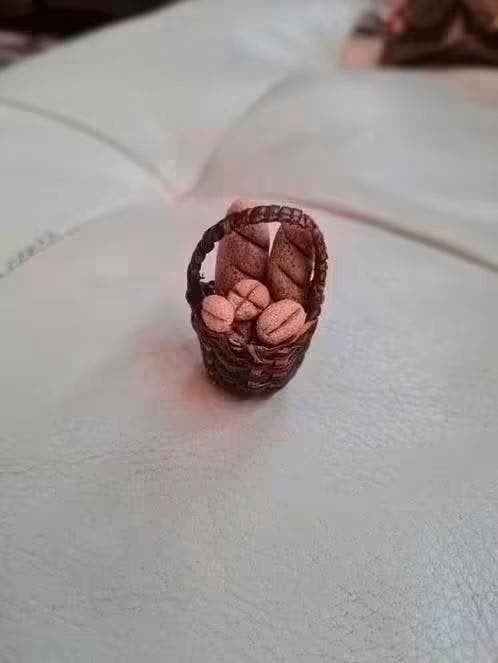 Miniatuur broodmandje voor poppenhuis, Ophalen of Verzenden, Nieuw, Decoratie