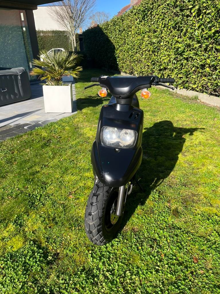 Zwarte mbk booster, Ophalen, Zo goed als nieuw, 50 cc, Maximaal 25 km/u
