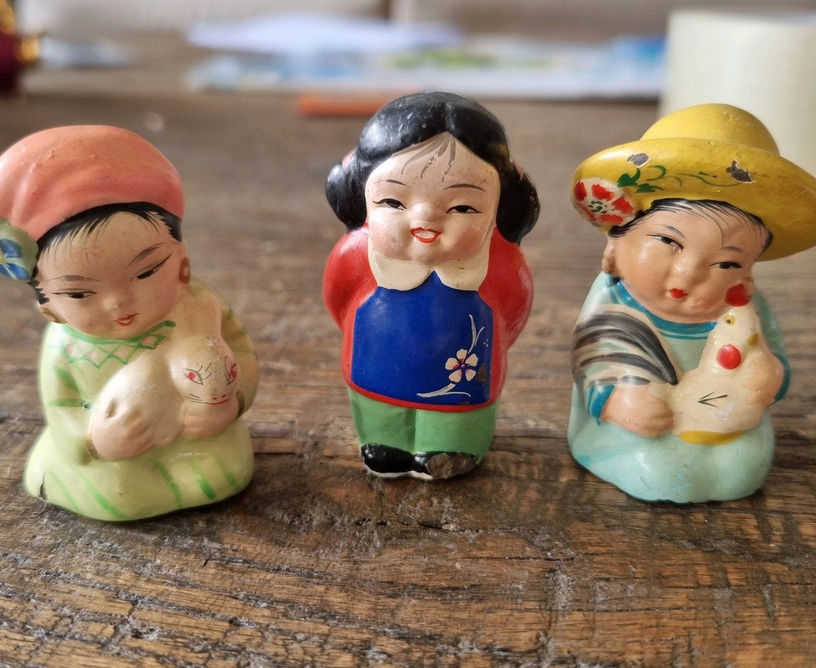 Vintage aziatische beeldjes.  Handbeschilderd set van 3, Verzamelen, Beelden en Beeldjes, Verzenden, Zo goed als nieuw, Mens