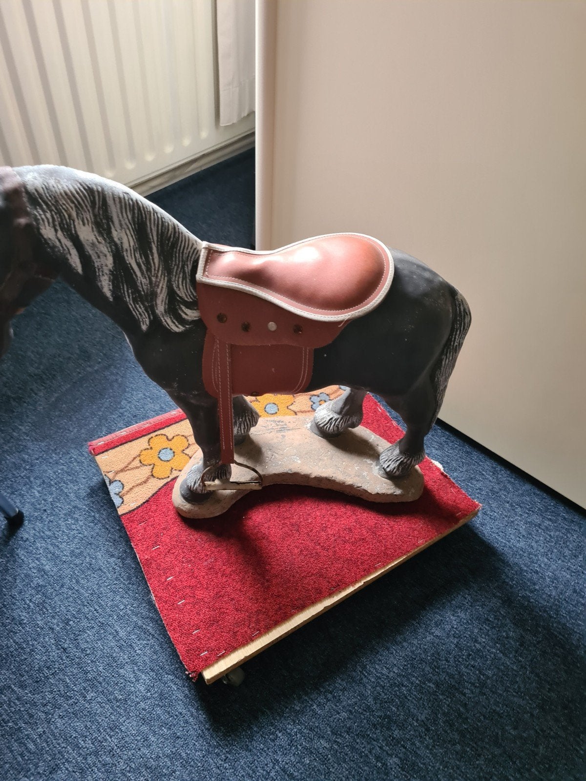 Betonnen paard met zadel, 57 cm hoog, voor decoratie, Ophalen, Gebruikt, Meerkleurig, Steen/keramiek