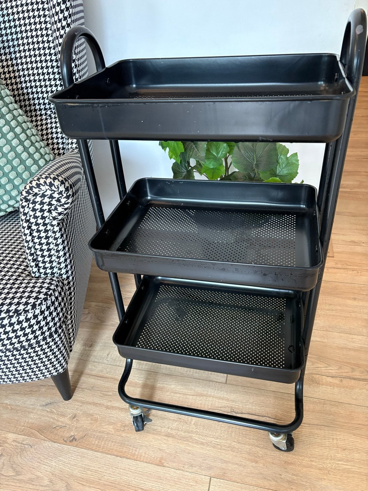 Zwarte metalen trolley met 3 etages en opbergbakken, Huis en Inrichting, Ophalen of Verzenden, Gebruikt