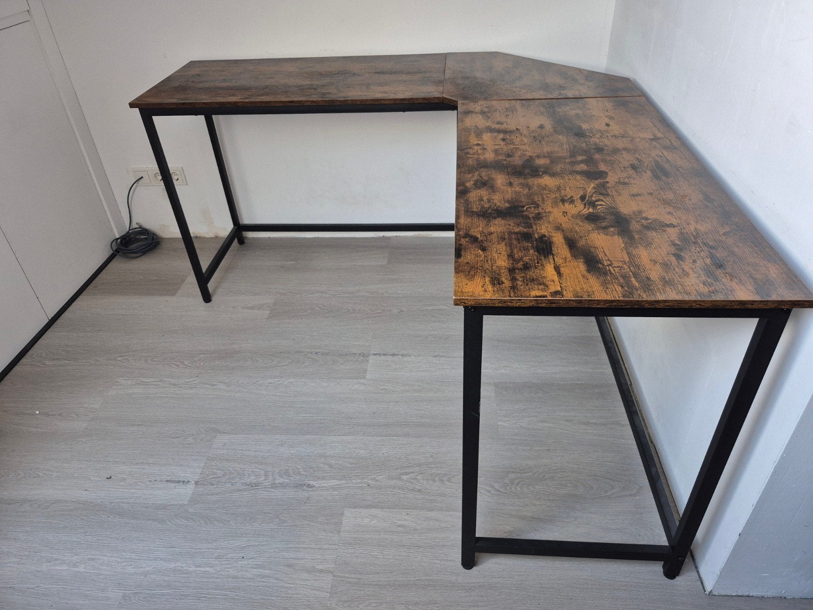 Mooi hoekbureau met industrieel design, Ophalen