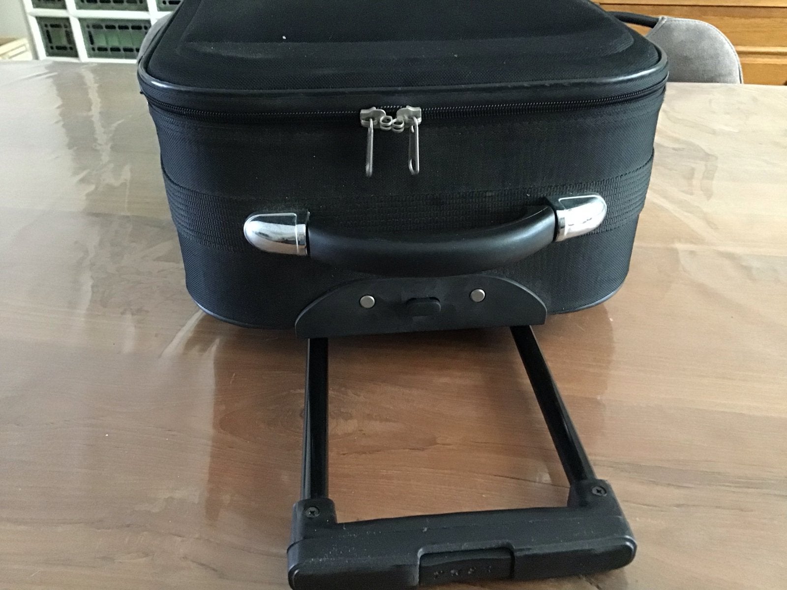 Zwarte reiskoffer met wieltjes en uitschuifbare handgreep, 40 tot 60 cm, 30 cm of meer, Gebruikt, Zwart