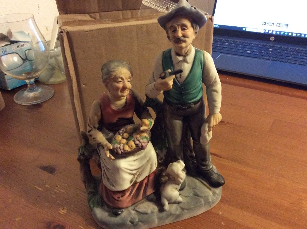 Capodimonte Italian porcelain beeldje oud koppel met hondje, Ophalen of Verzenden, Gebruikt, Mens