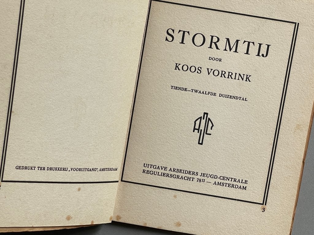 Stormtij door Koos Vorrink vormgeving Fré Cohen 1923, Boeken, Ophalen of Verzenden, Zo goed als nieuw, Grafische vormgeving