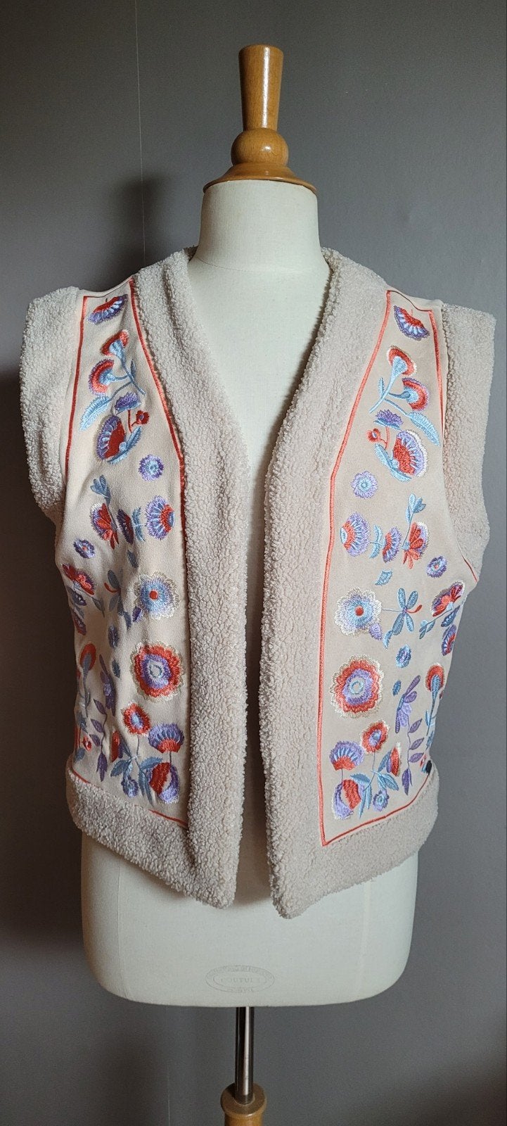 gilet met geborduurde bloemen, Maat 38/40 (M), Beige, Ophalen of Verzenden, Zo goed als nieuw