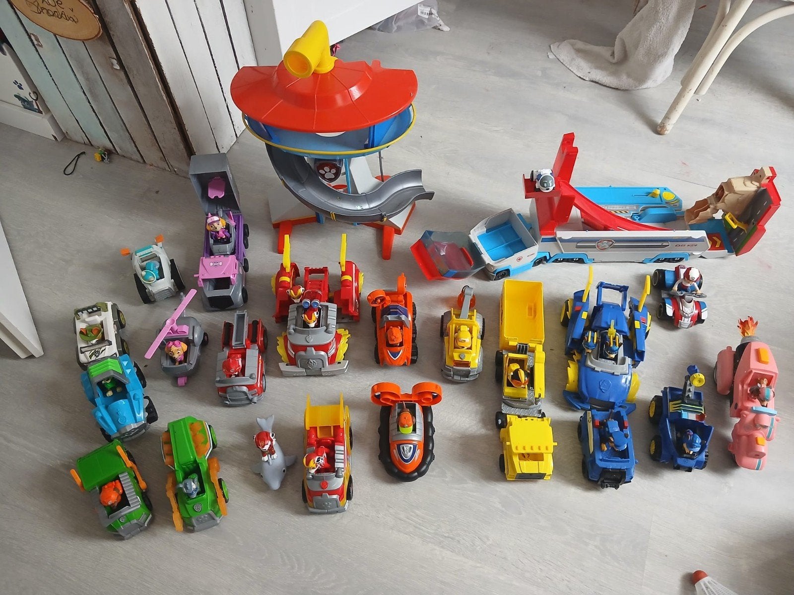 Paw Patrol auto's, vrachtwagen & uitkijktoren, Ophalen of Verzenden, Zo goed als nieuw